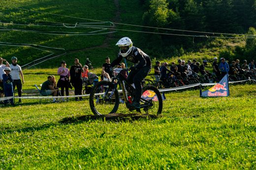 Sportovní fotografie – Red Bull Raw Slalom 2026, Buková hora, startovní číslo 715