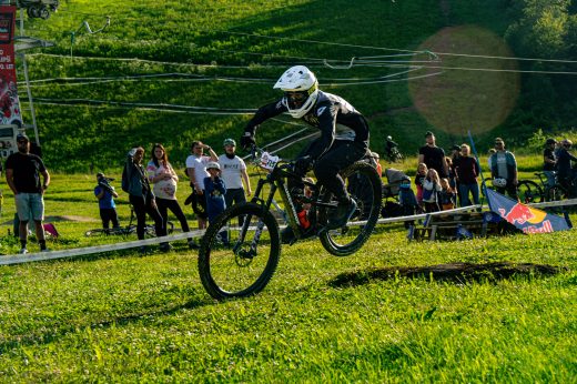 Sportovní fotografie – Red Bull Raw Slalom 2026, Buková hora, startovní číslo 715