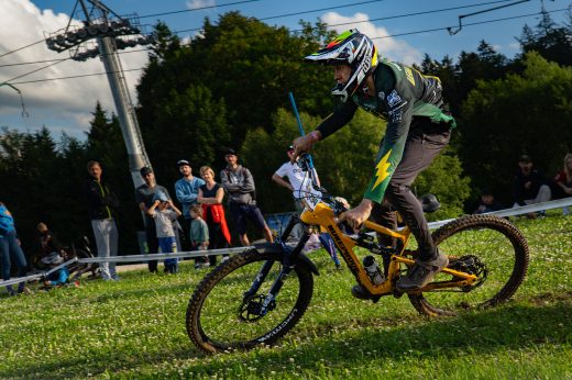 Sportovní fotografie – Red Bull Raw Slalom 2026, Buková hora, startovní číslo 734
