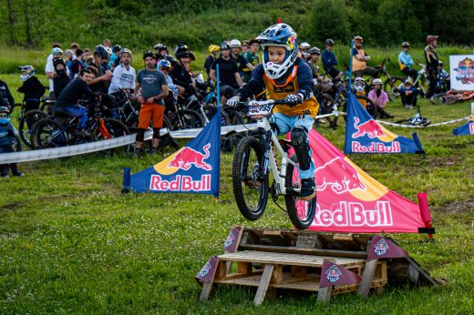 Sportovní fotografie – Red Bull Raw Slalom 2026, Buková hora, startovní číslo 735