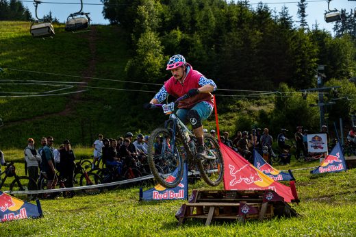 Sportovní fotografie – Red Bull Raw Slalom 2026, Buková hora, startovní číslo 703