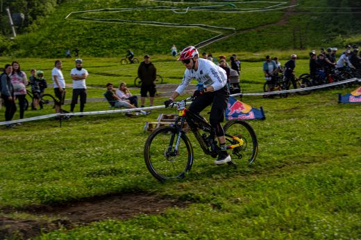 Sportovní fotografie – Red Bull Raw Slalom 2026, Buková hora, startovní číslo 711